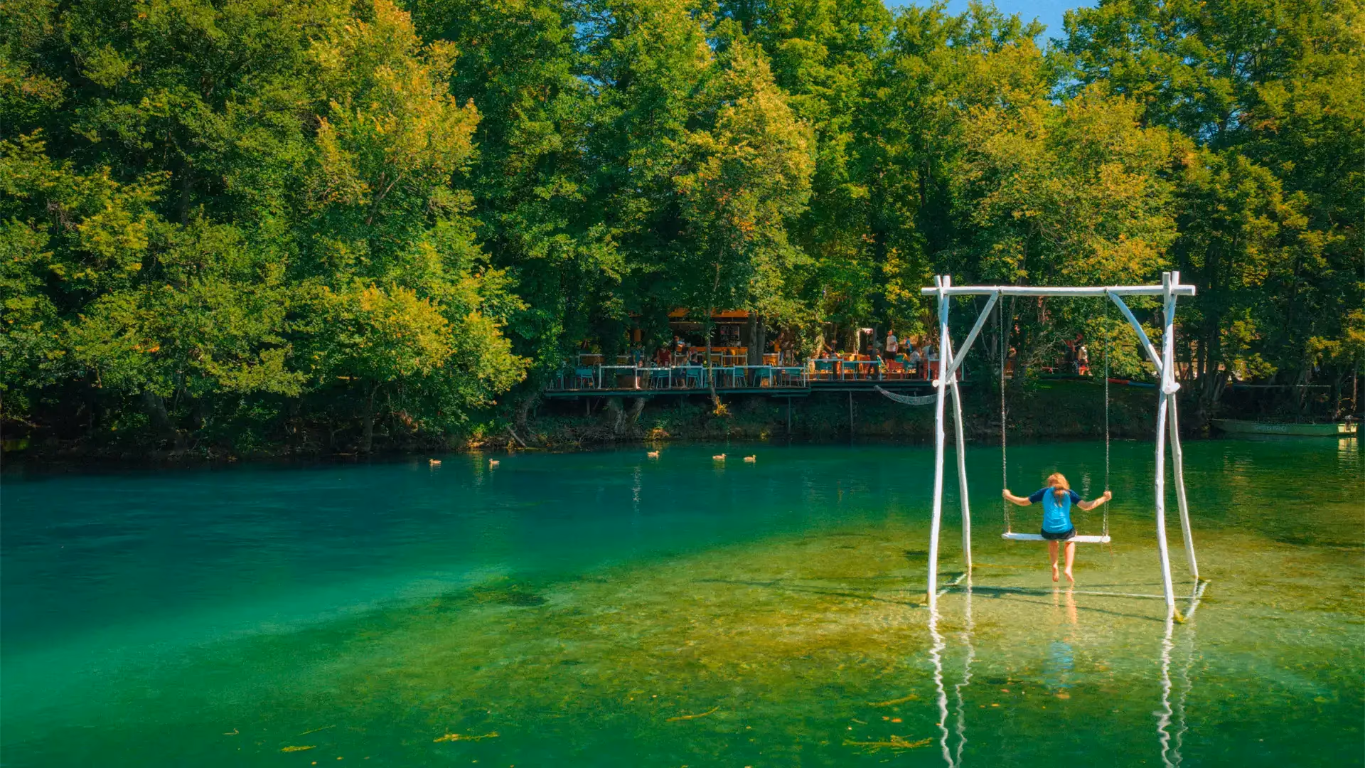 Uživanje na drvenoj ljuljački iznad rijeke Une u turističkom naselju Japodski otoci