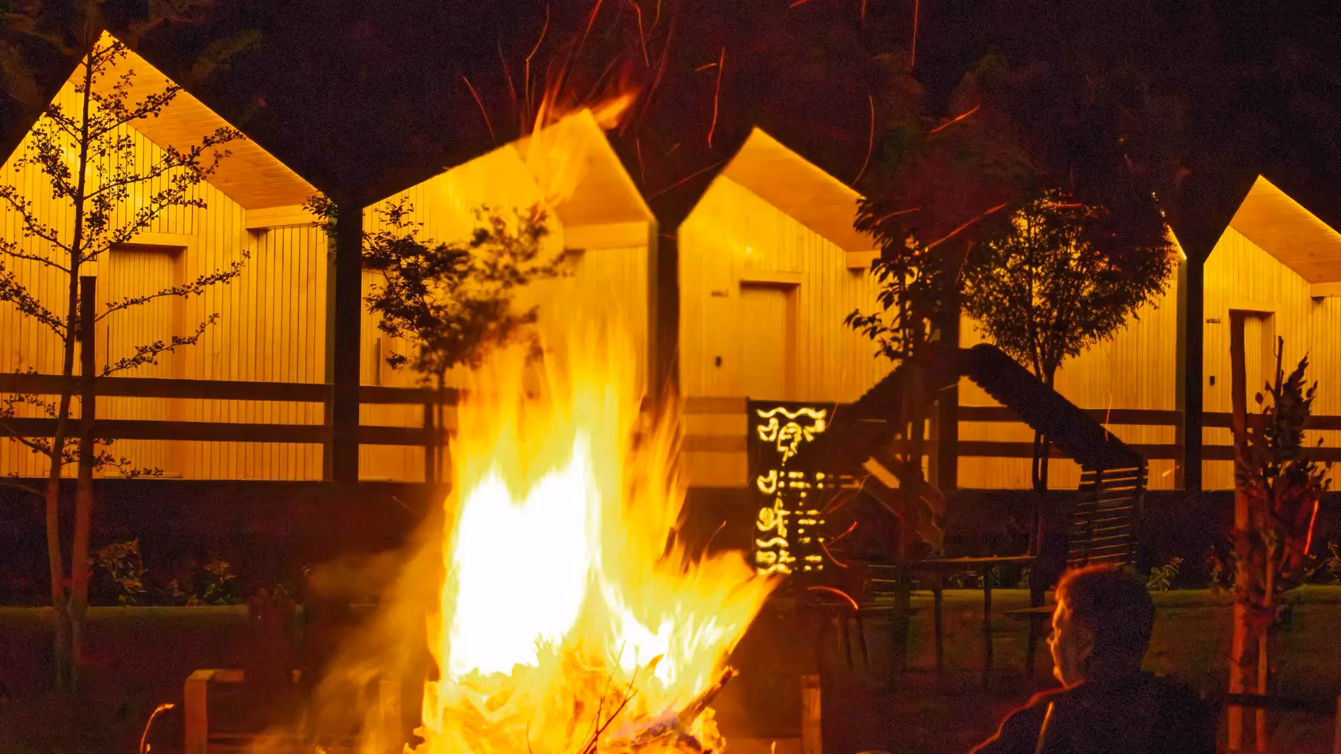 Večernja atmosfera uz logorsku vatru ispred tradicionalnih sojenica na Uni