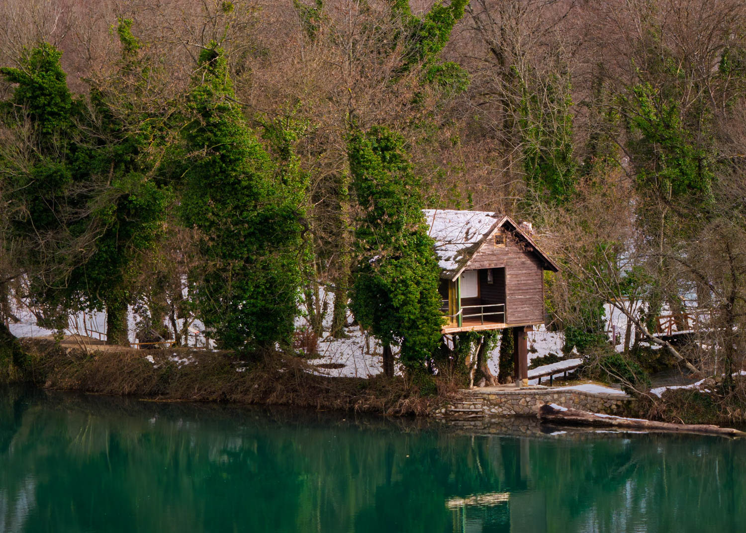 Kućica na drvetu zimi