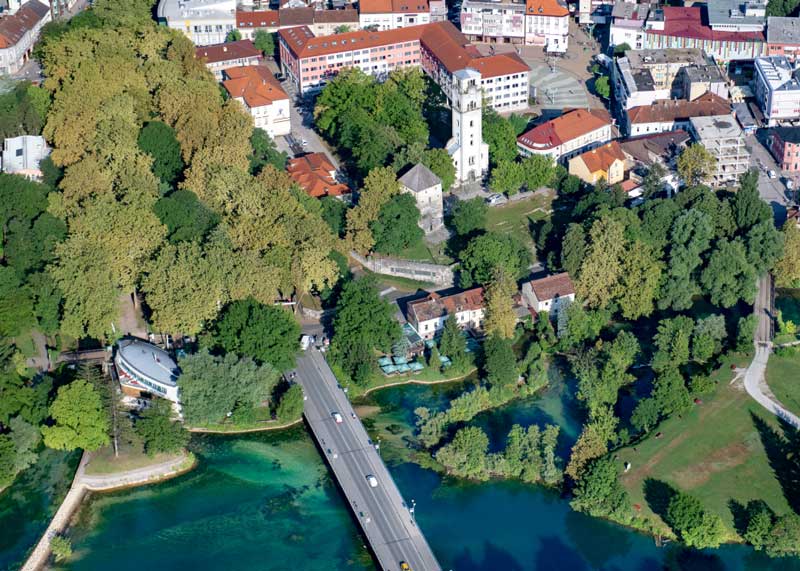 Panorama grada Bihaća na rijeci Uni - Kapetanova kula i centar grada